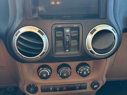 Used 2012 Jeep Wrangler Unlimited Sahara image 15