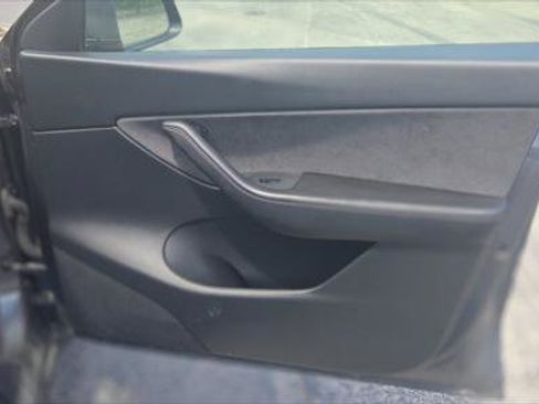 Used 2021 Tesla Model Y Long Range AWD/4WD image 23