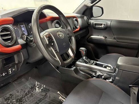 Used 2018 Toyota Tacoma TRD Sport image 12