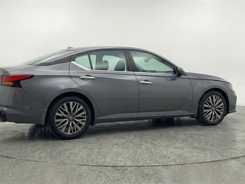 Used 2025 Nissan Altima 2.5 SV FWD image 9