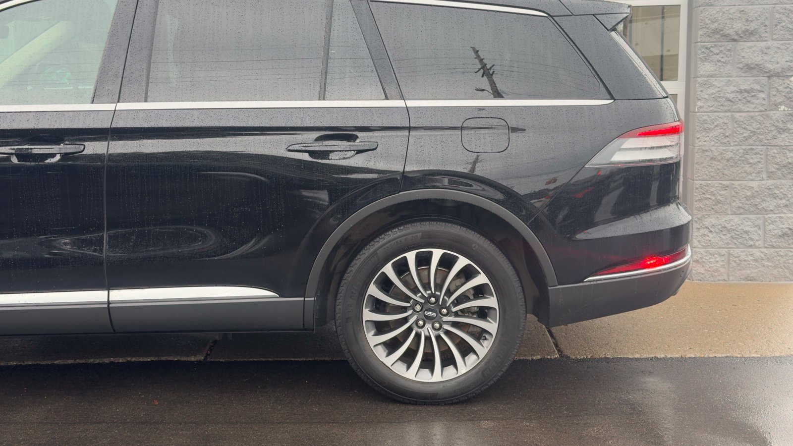 Used 2023 Lincoln Aviator Reserve w/ Elements Package Plus AWD/4WD image 3