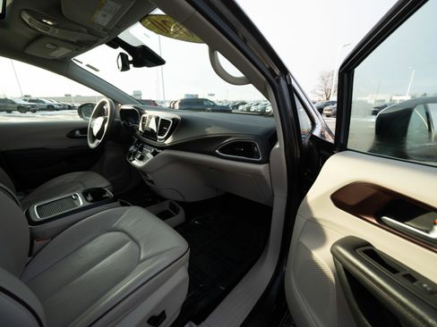 Used 2020 Chrysler Pacifica Limited w/ Advanced Safetytec Group image 26