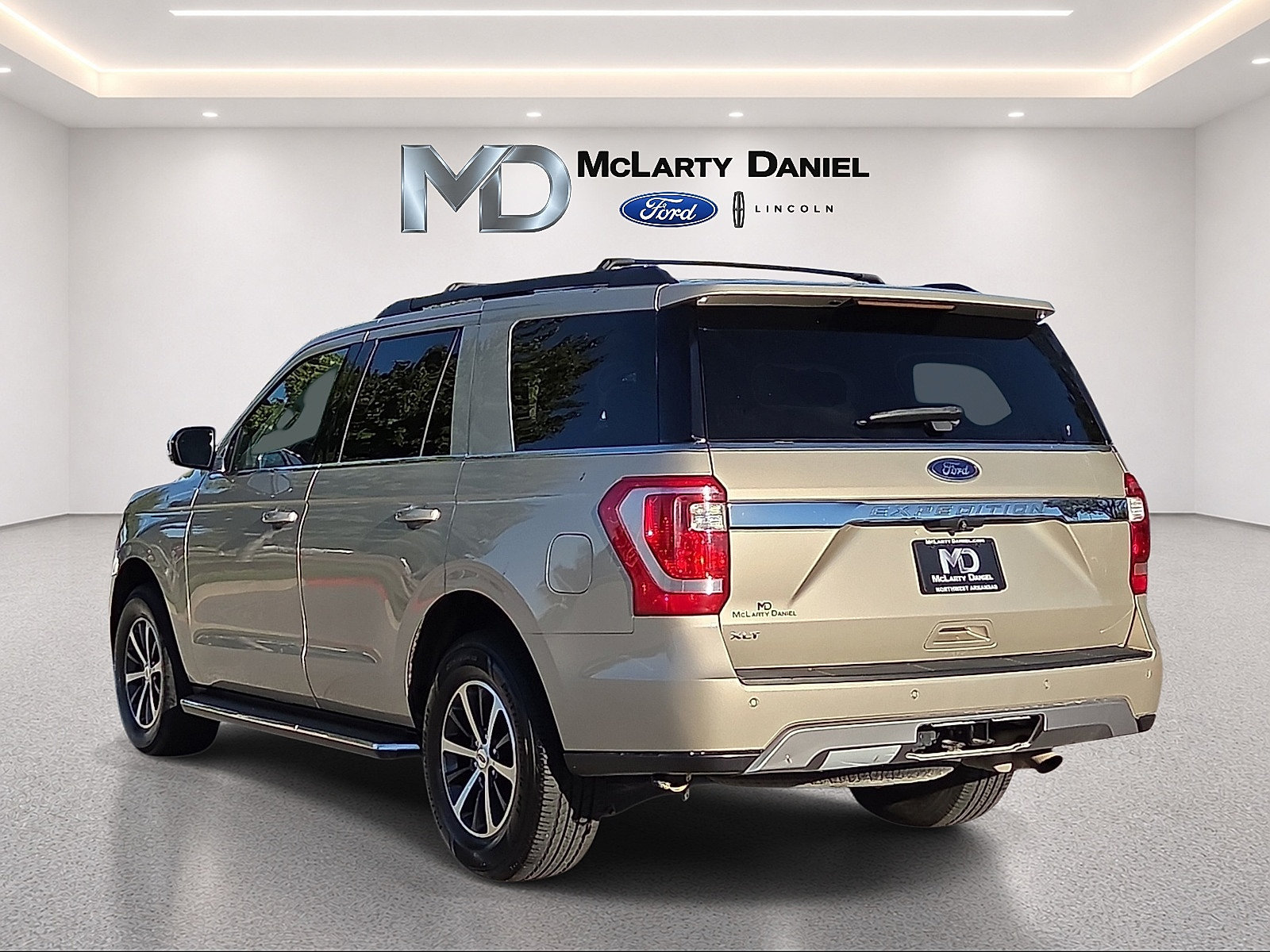 Used 2018 Ford Expedition XLT w/ Equipment Group 202A RWD image 4