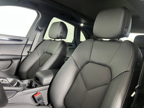 Certified 2025 Porsche Macan image 5