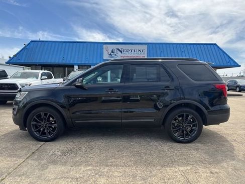 Used 2017 Ford Explorer XLT w/ Equipment Group 202A AWD/4WD image 8