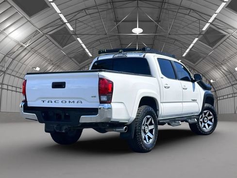 Used 2018 Toyota Tacoma SR5 RWD image 12
