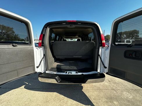 Used 2006 Chevrolet Express 3500 Passenger w/ LT Preferred Equipment Group RWD image 43