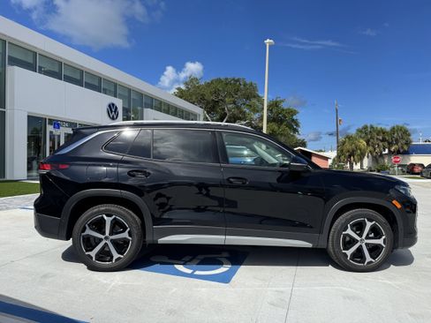 New 2025 Volkswagen Tiguan SE image 2