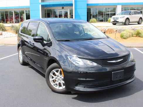 Used 2022 Chrysler Voyager LX FWD image 2