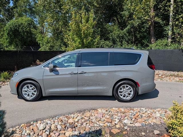Used 2022 Chrysler Pacifica Touring-L w/ Uconnect Theater Family Group FWD image 2