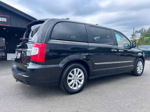 Used 2016 Chrysler Town & Country Limited Platinum FWD image 8