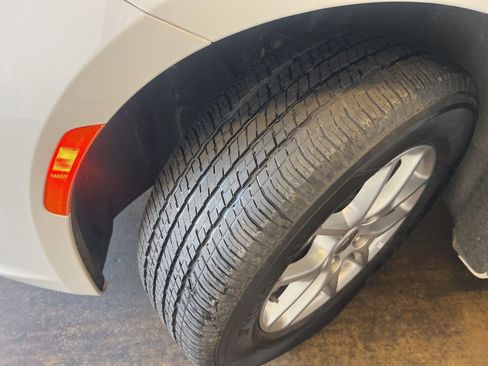 Used 2024 Chrysler Pacifica Touring-L FWD image 13