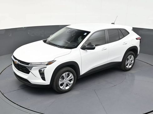 Used 2026 Chevrolet Trax LS FWD image 12