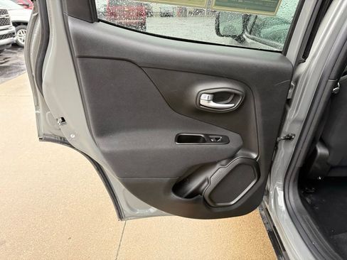 Used 2021 Jeep Renegade Latitude AWD/4WD image 16