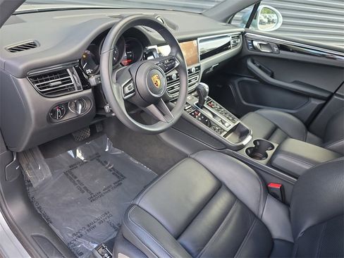 Used 2025 Porsche Macan image 4