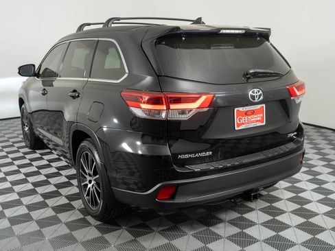 Used 2017 Toyota Highlander SE AWD/4WD image 4