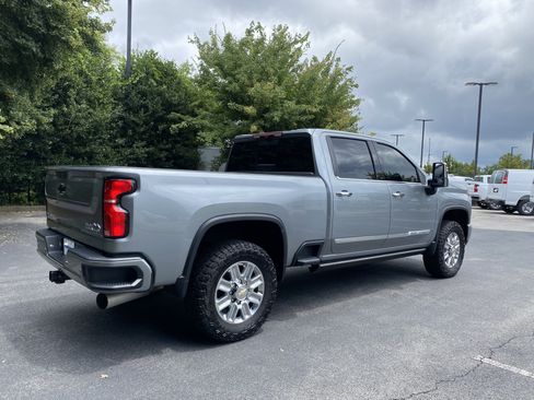 Used 2024 Chevrolet Silverado 2500 High Country w/ Technology Package AWD/4WD image 9
