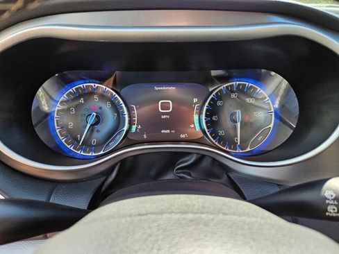 Used 2024 Chrysler Pacifica Touring-L FWD image 29