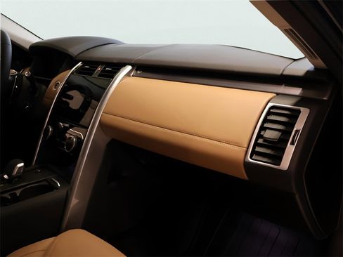 Used 2025 Land Rover Discovery Metropolitan Edition image 21