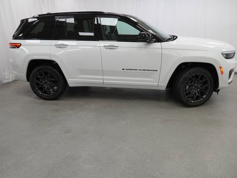 New 2025 Jeep Grand Cherokee Summit w/ Obsidian Package image 9