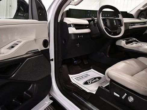 Used 2025 Lincoln Navigator Reserve AWD/4WD image 15