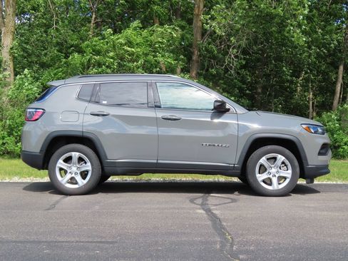 Used 2023 Jeep Compass Latitude AWD/4WD image 2