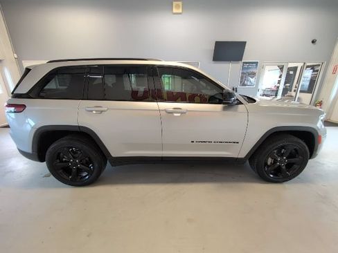 Used 2025 Jeep Grand Cherokee Altitude AWD/4WD image 6