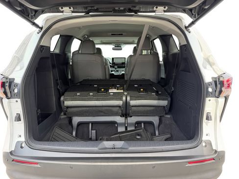 Used 2025 Toyota Sienna XLE AWD/4WD image 11