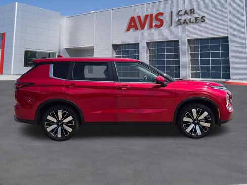 Used 2025 Mitsubishi Outlander SE AWD/4WD image 3