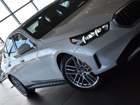 Used 2024 BMW 530i xDrive image 4