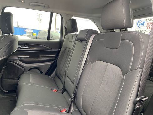 Used 2023 Jeep Grand Cherokee Laredo image 15