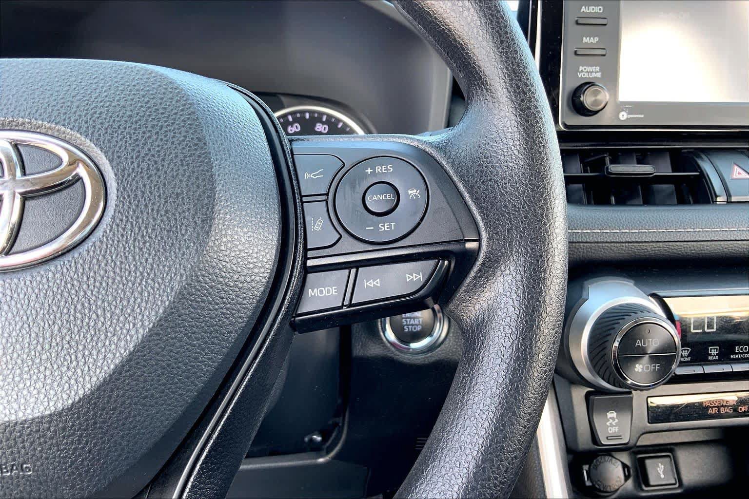 Used 2022 Toyota RAV4 XLE AWD/4WD image 24