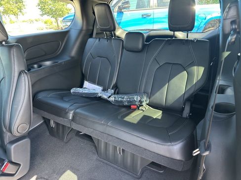 New 2026 Chrysler Pacifica Select image 48