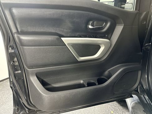 Used 2018 Nissan Titan SV image 32