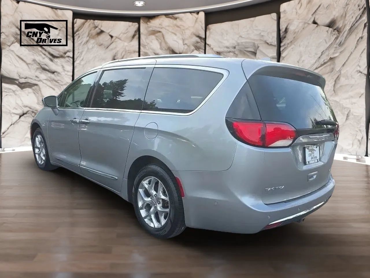 Used 2019 Chrysler Pacifica Limited w/ Advanced Safetytec Group FWD image 7