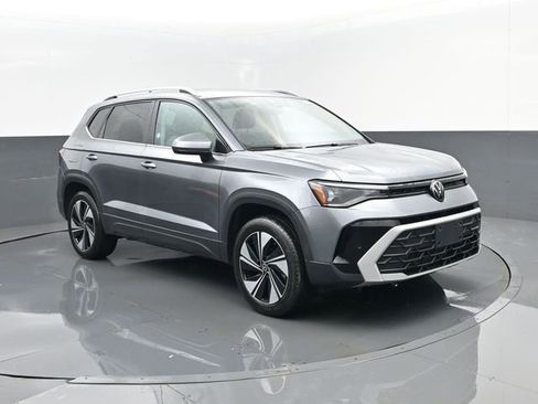 Used 2025 Volkswagen Taos SE AWD/4WD image 3