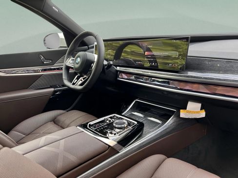 Used 2025 BMW 750e xDrive w/ Executive Package image 32