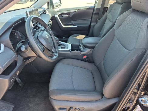 Used 2025 Toyota RAV4 XLE AWD/4WD image 17