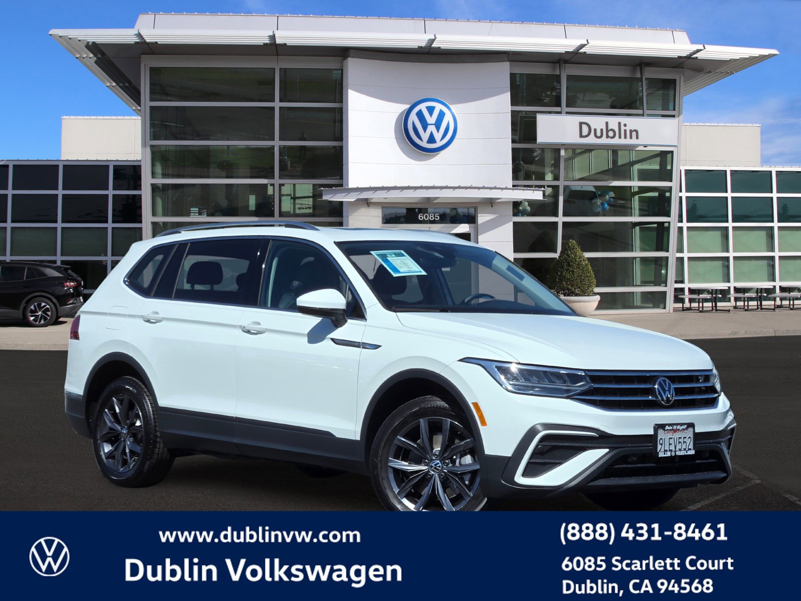 Certified 2024 Volkswagen Tiguan SE w/ Panoramic Sunroof Package AWD/4WD image 1