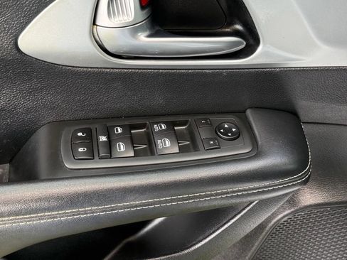 Used 2020 Chrysler Pacifica Touring w/ S Appearance Package FWD image 15