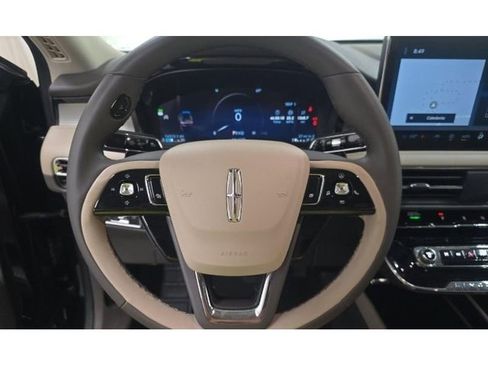 Used 2024 Lincoln Corsair AWD w/ Towing Package image 9