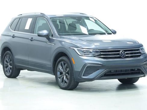 Certified 2022 Volkswagen Tiguan SE image 3