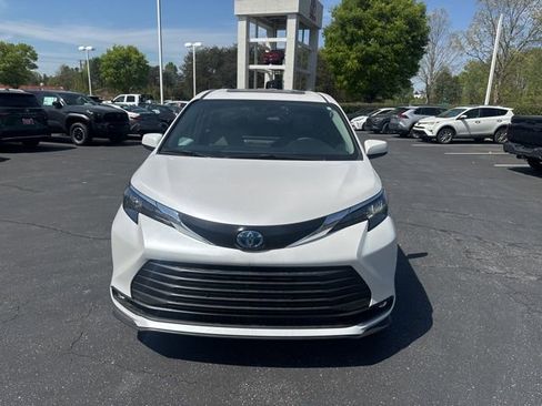 Used 2025 Toyota Sienna XLE image 8