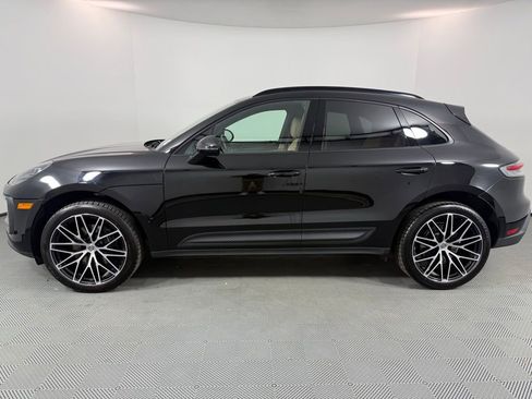 Certified 2023 Porsche Macan image 2