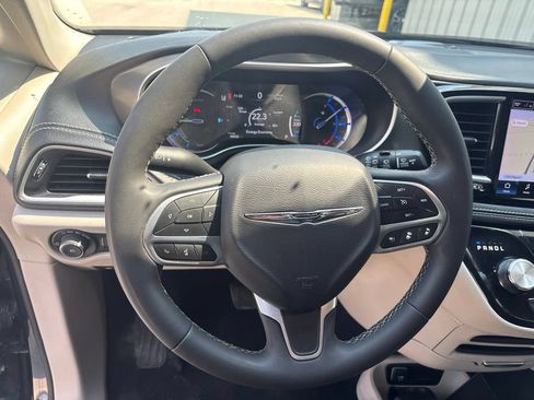 Used 2024 Chrysler Pacifica Limited FWD image 17