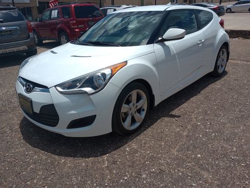 Used 2015 Hyundai Veloster FWD image 3