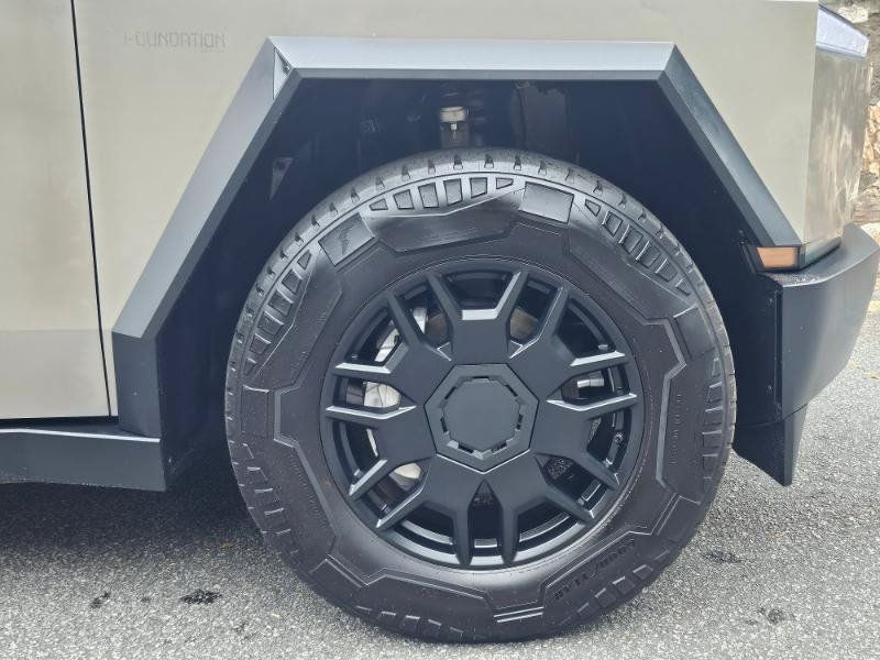Used 2024 Tesla Cybertruck AWD Crew Cab image 17