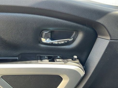 Used 2018 Nissan Titan SV image 10