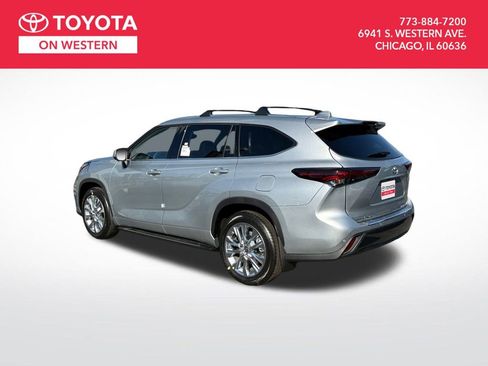New 2025 Toyota Highlander Limited image 3