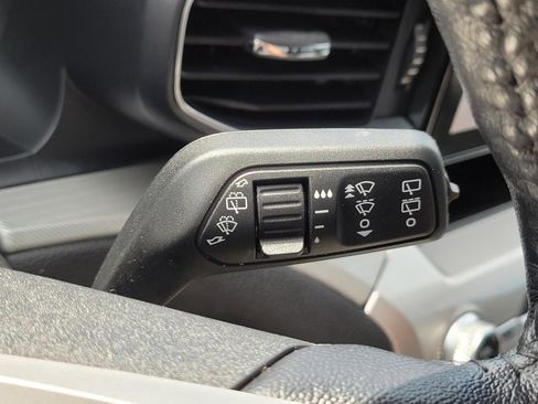 Used 2022 Ford Explorer XLT w/ Equipment Group 202A RWD image 35